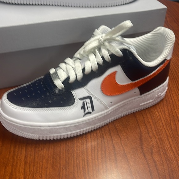 CUSTOM MADE/ AIR FORCE 1s/ SIZE 8.5 MENS/EQUIVALENT TO SIZE 10 WOMENS - Picture 4 of 7
